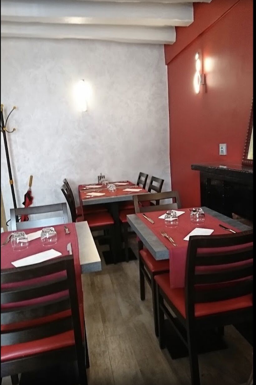 Tables dressées dans la salle du restaurant Au Gâteau Breton, photo d’ambiance du déjeuner.