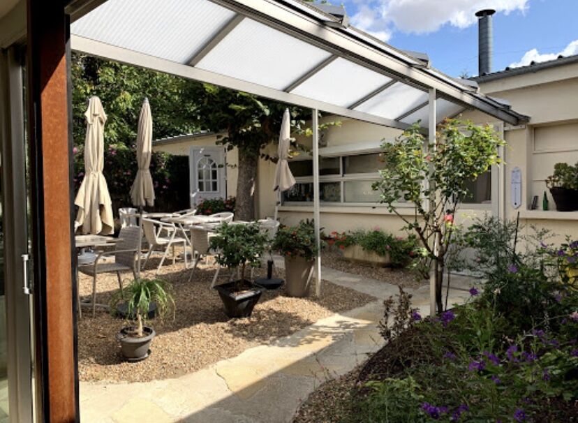 La terrasse du restaurant Au Gâteau Breton à Chenonceaux.