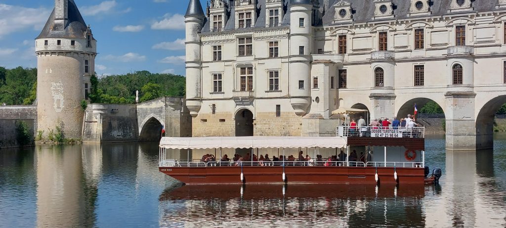 L’Ambacia en croisière devant Chenonceau — photo du prestataire.